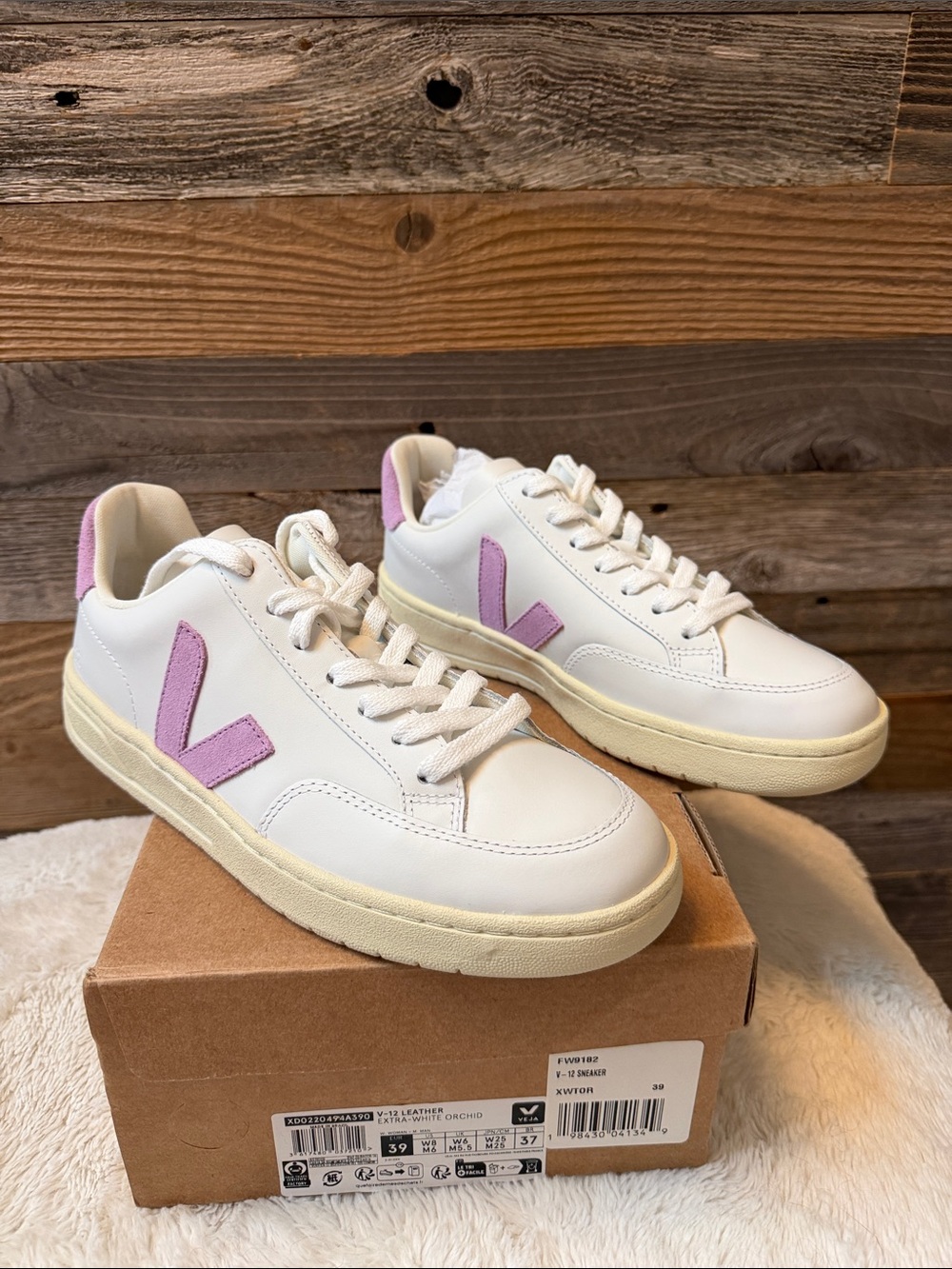 Veja V-12 Leather Sneakers in White Orchard New In Box Size 8 - Picture 4 of 8